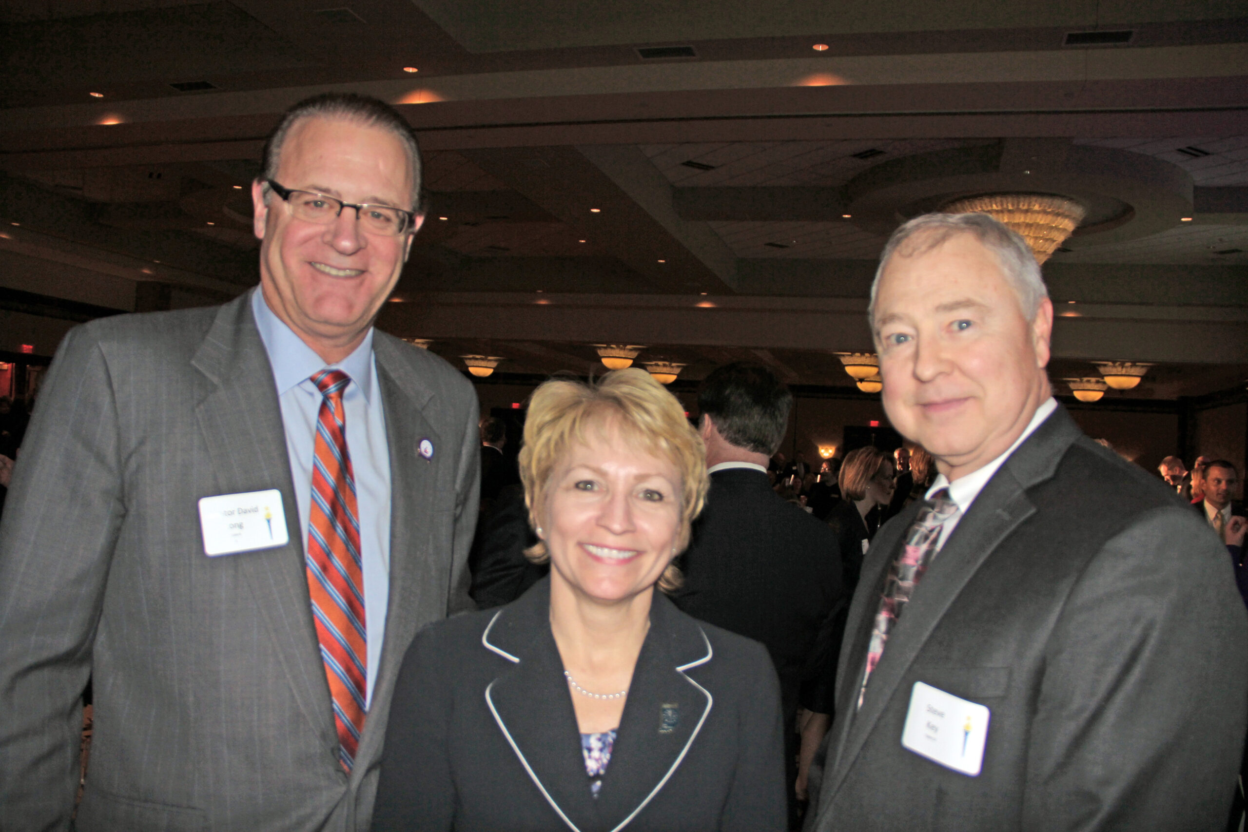 Meet and greet Steve Key (right), executive director and general coun­sel for HSPA, had the opportunity to chat with David Long of Fort Wayne (left), president pro tem of the Indiana Senate, and Lt. Gov. Sue Ellspermann of Ferdinand at a recent Indiana Republican Party dinner. Key was the guest of Bob Allman, president of the Indiana Republican Editorial Association and publisher of The New Era (Albion), Churubusco News, and Northwest News (Huntertown).